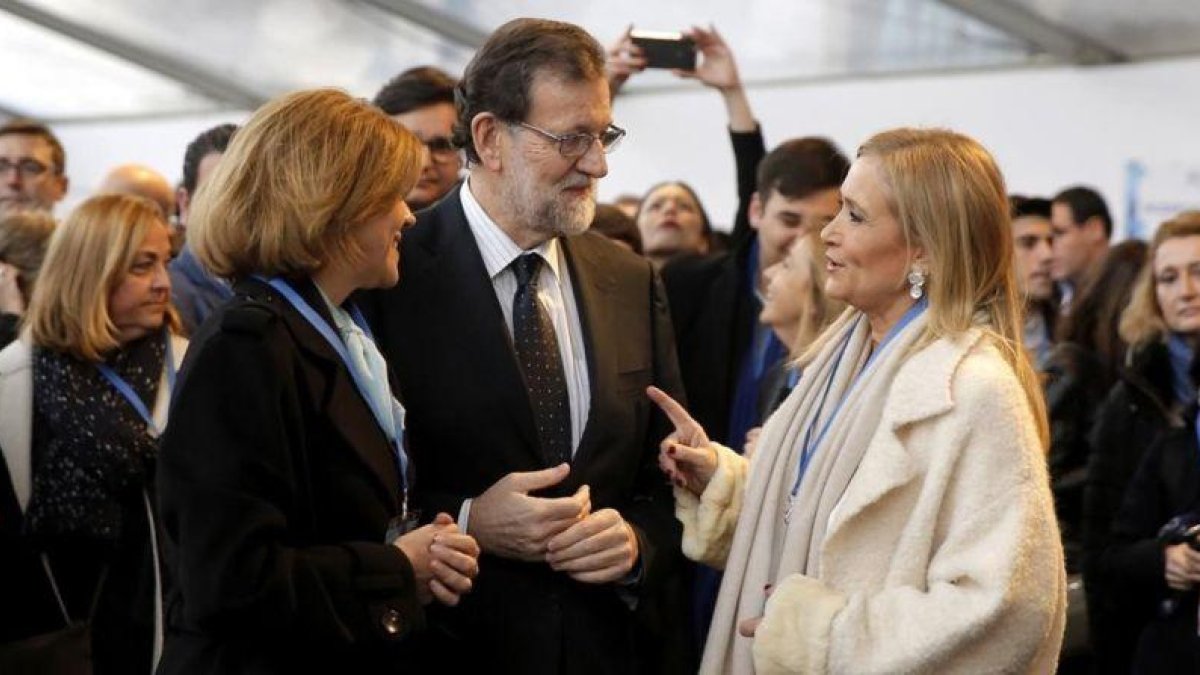 Mariano Rajoy, entre María Dolores de Cospedal y Cristina Cifuentes, en el congreso nacional del PP.-JOSE LUIS ROCA