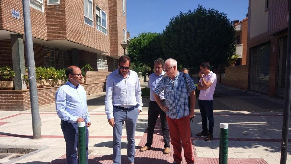El alcalde de Valladolid, Óscar Puente, flanqueado por el concejal Luis Vélez (I) y el presidente de la AAVV de Covaresa, José Manuel Conde.-EUROPA PRESS