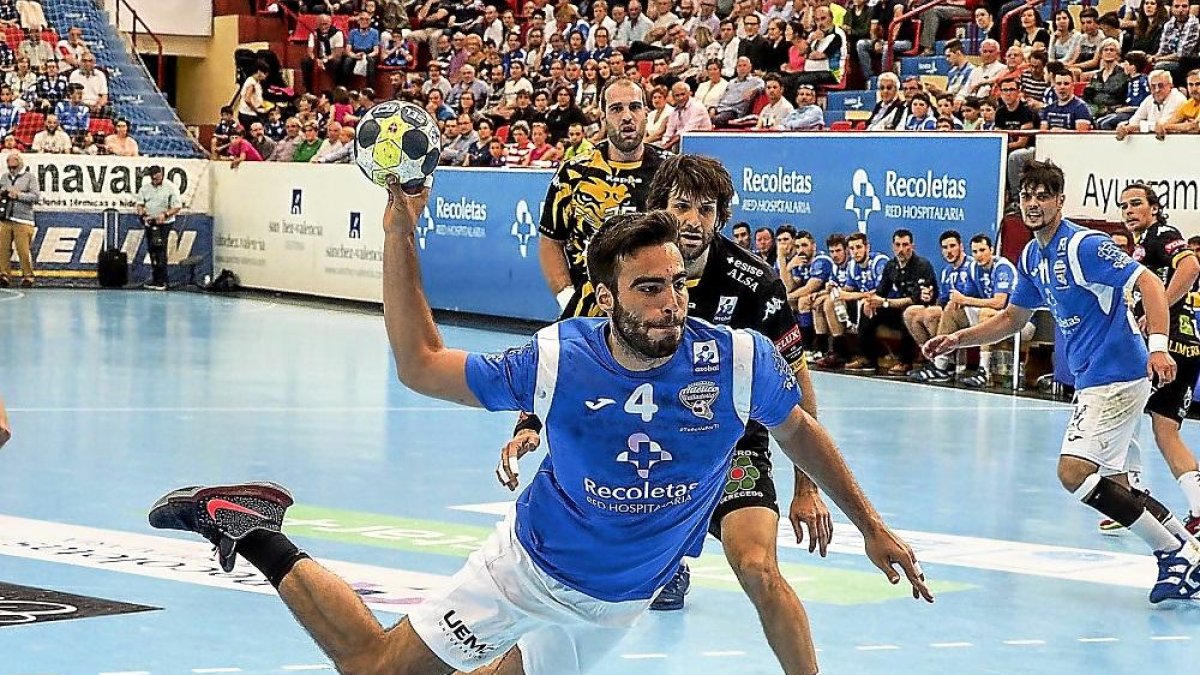 Nico López culmina desde los seis metros una acción ofensiva del Recoletas en el último derbi de la pasada campaña.-M. A. S.