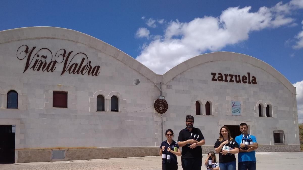 De izda. a dcha.: Mª Rosa Arranz y Jordi Alonso, enólogos de la bodega, junto a Susana Martínez y Juan Marcos González, padres de la pequeña Blanca (detrás de una de las botellas solidarias), que padece glucogenosis.-ARGICOMUNICACIÓN