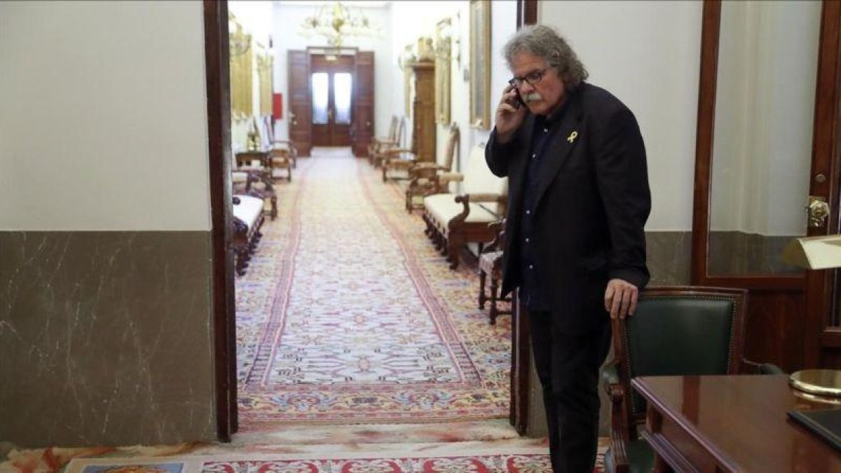 El portavoz de ERC en el Congreso, Joan Tardà, a su llegada a la Junta de Portavoces esta manana en el Congreso de los Diputados.-CHEMA MOYA