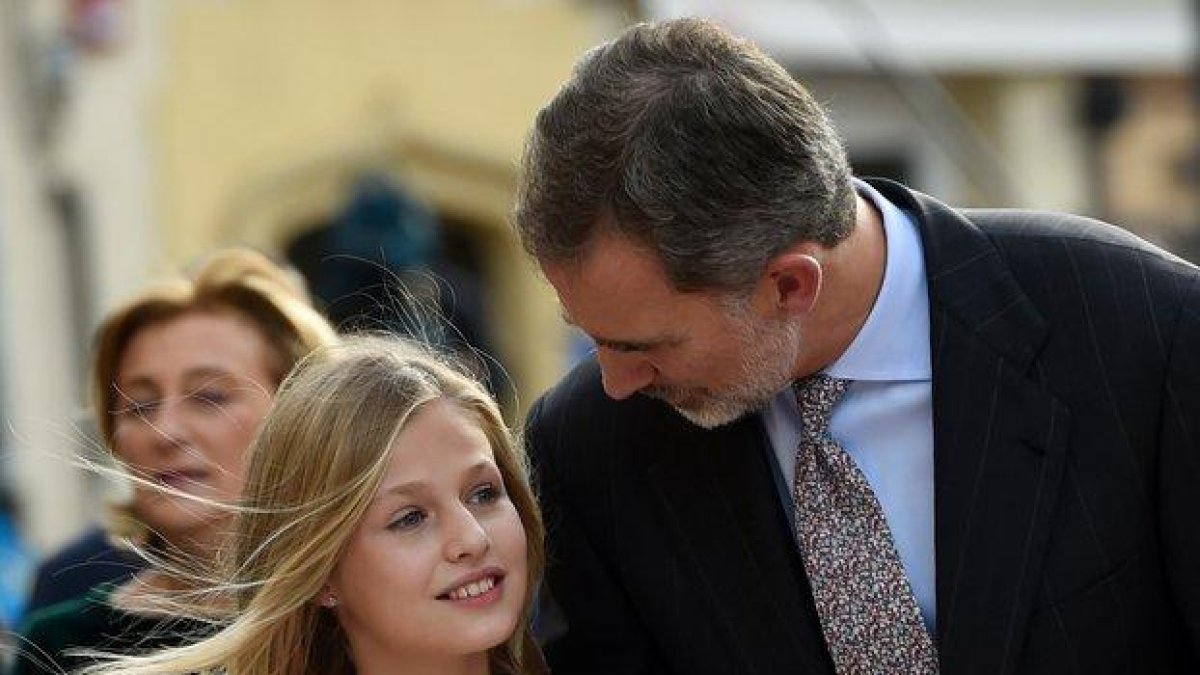 El Rey habla con su hija Leonor, el pasado día 17, en Oviedo.-AFP / MIGUEL RIOPA