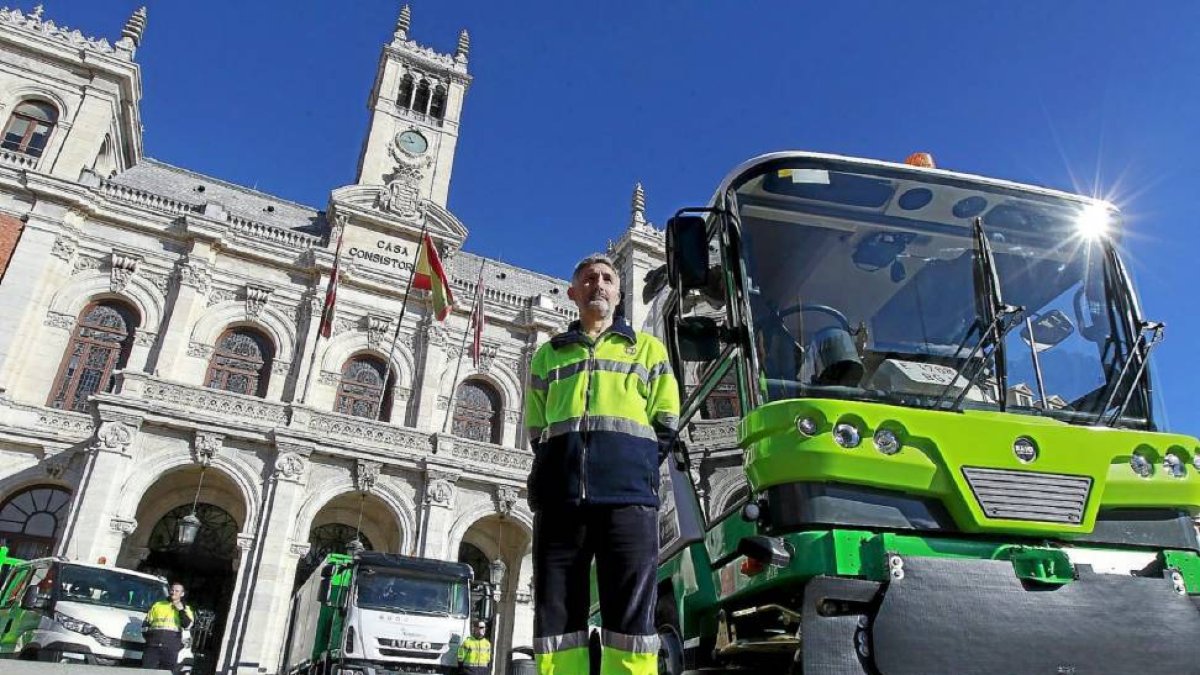 Nuevos vehículos de la flota de limpieza presentados.-J.M. LOSTAU