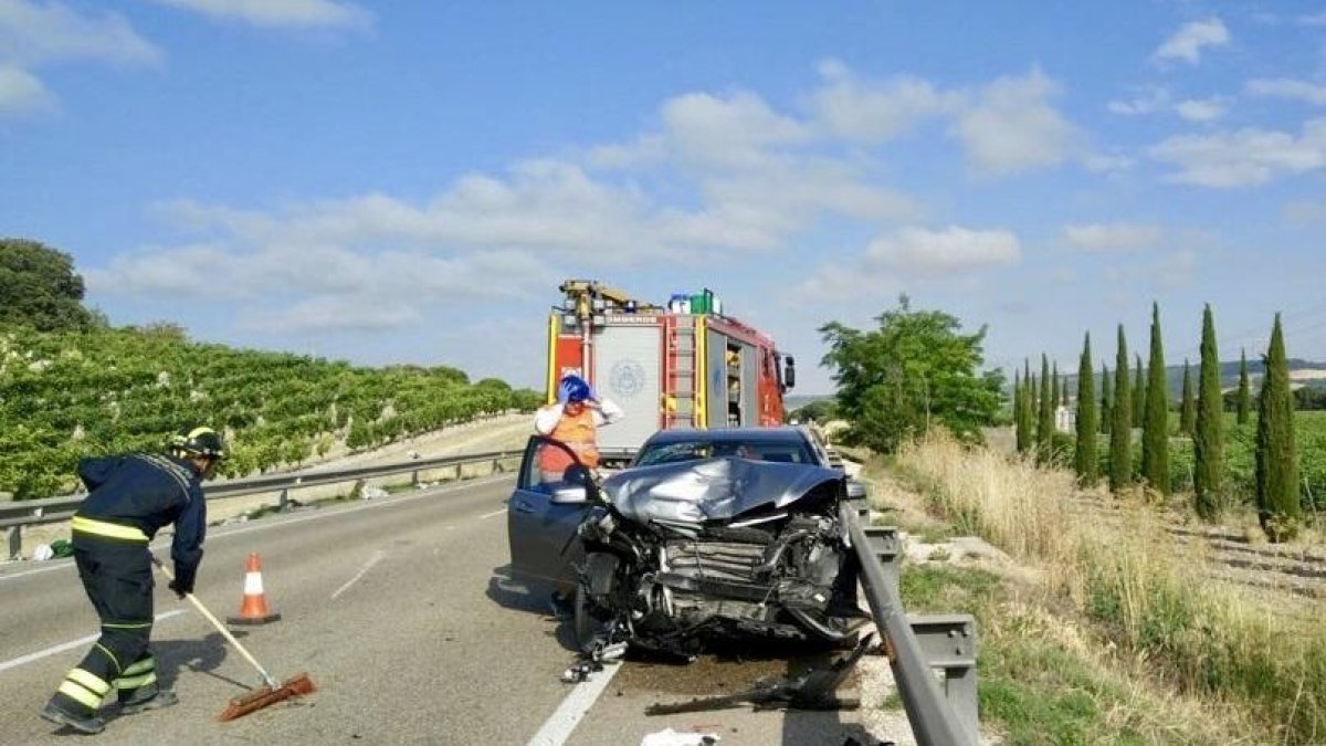 Accidente de tráfico en la N-122, en Quintanilla de Onésimo (Valladolid), en el que tres personas resultaron heridas-ICAL