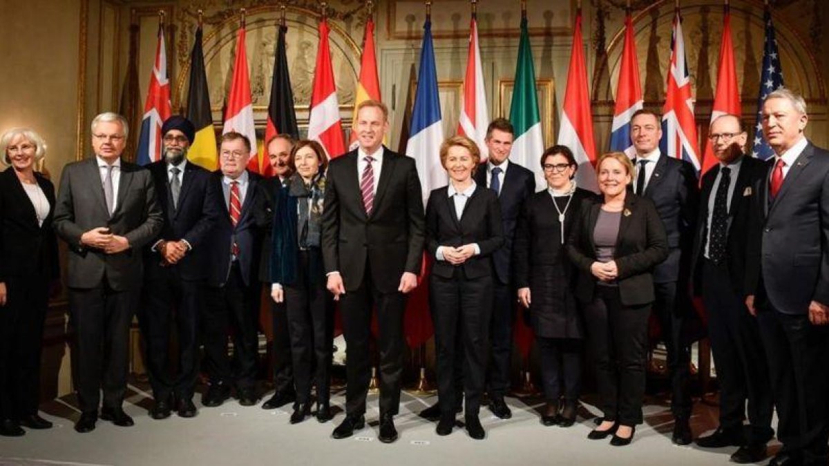 Ursula von der Leyen, ministra de Defensa de Alemania (centro), y Patrick Shanahan, secretario de Defensa de EEUU, posan junto a sus homólogos de los países participantes en la Conferencia de Seguridad de Múnich, el 15 de febrero del 2019.-THOMAS KIENZLE / AFP