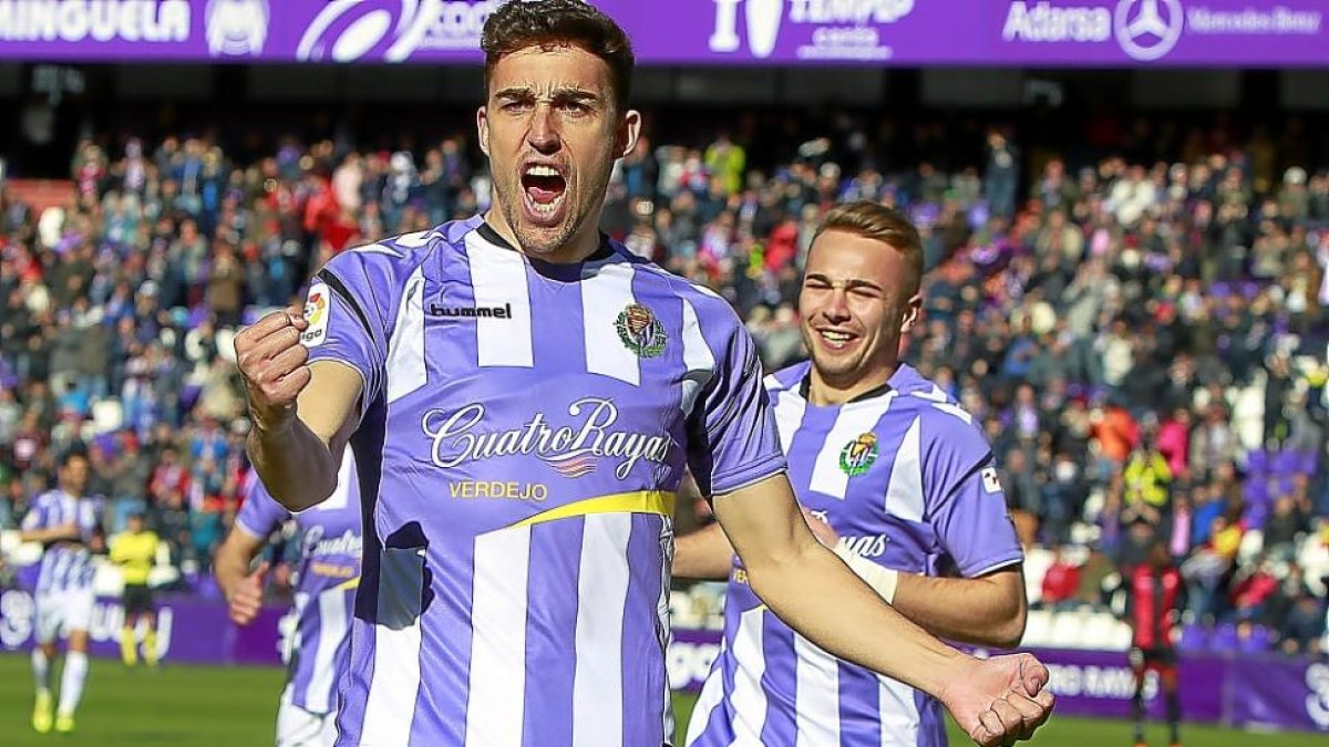Mata, seguido por Ontiveros, celebra su último gol, marcado el sábado al Reus.-J.M. LOSTAU