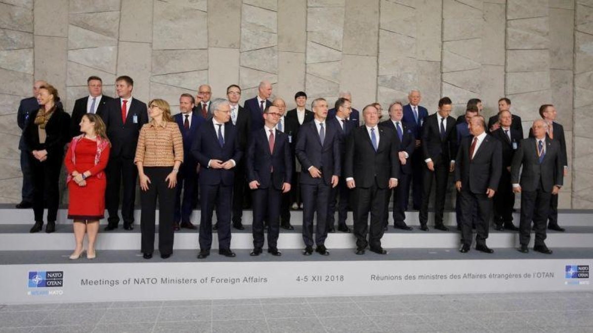 Los ministros de Exteriores de la OTAN posan para una foto de familia durante la cumbre que se celebra en Bruselas-OLIVIER HOSLET (EFE)