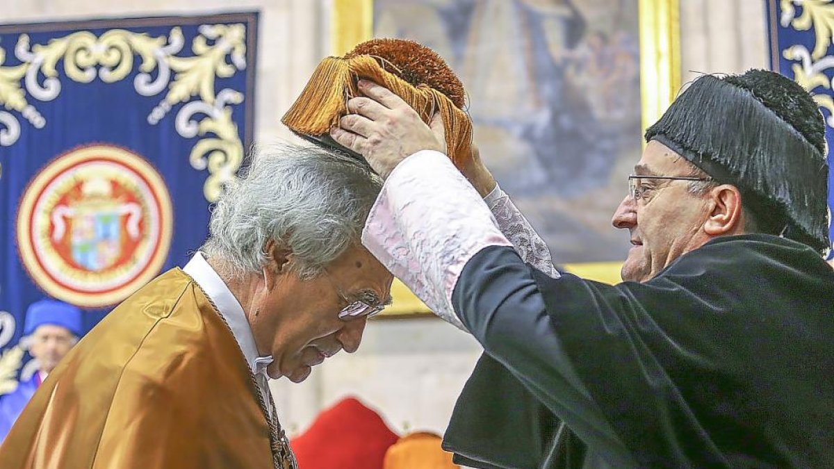 El rector Daniel de Miguel en el momento de la investidura de Marchán.-ICAL