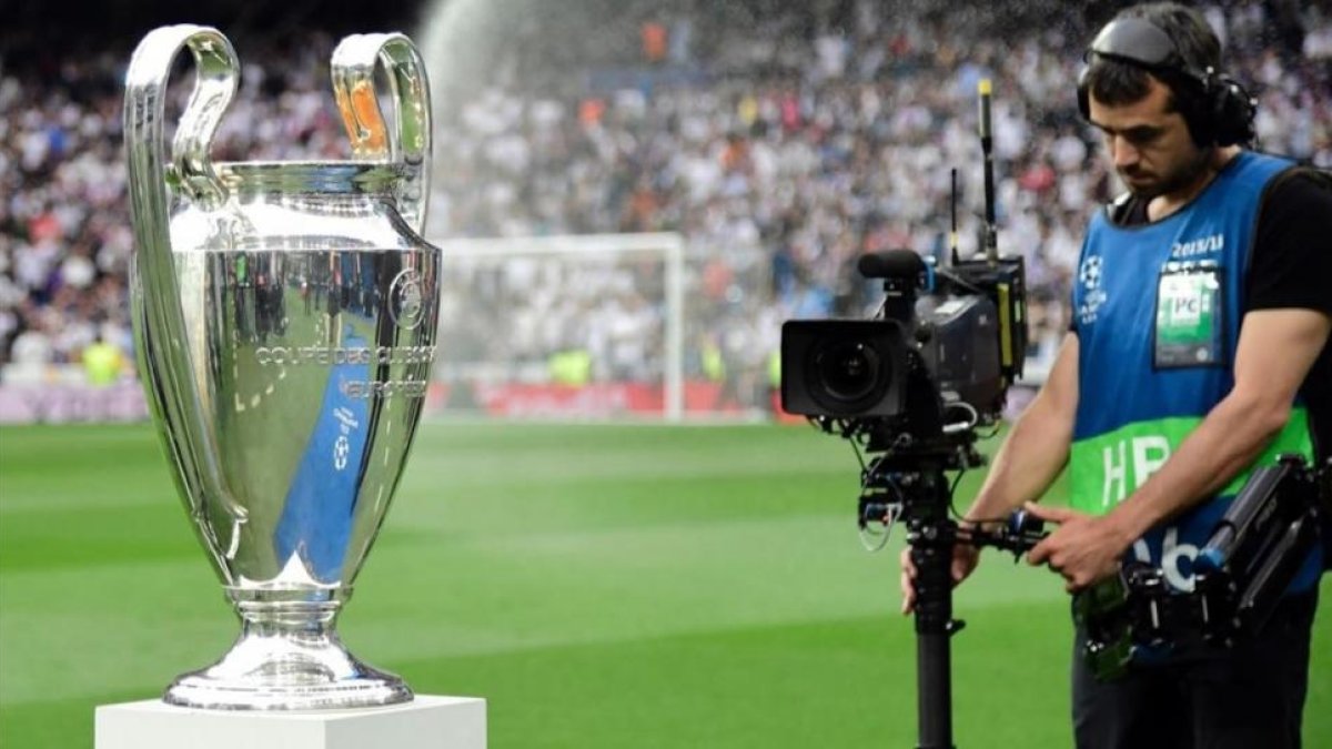 Cámara de televisión tomando un primer plano de la copa de la Liga de Campeones.-JAVIER SORIANO