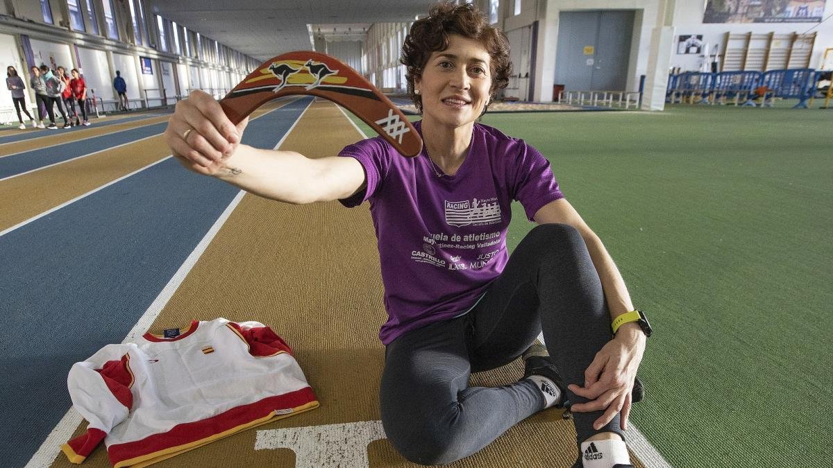Mayte Martínez (abajo, celebrando acceso a las semifinales de los 800 metros) posa con una sudadera y un boomerang recuerdo de su participación en Sidney.-J.M. LOSTAU