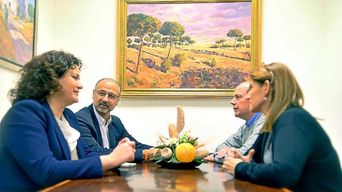 Ángeles Rincón, Luis Fuentes, Carlos Prados y Cristina Bayo ayer, en una sala del Ayuntamiento de Boecillo.-EL MUNDO
