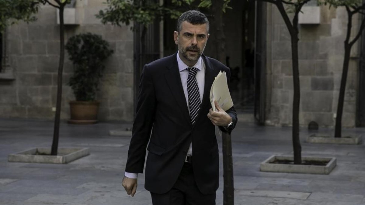 Santi Vila se dirige a una reunión del Govern, el pasado 17 de octubre.-JOAN CORTADELLAS