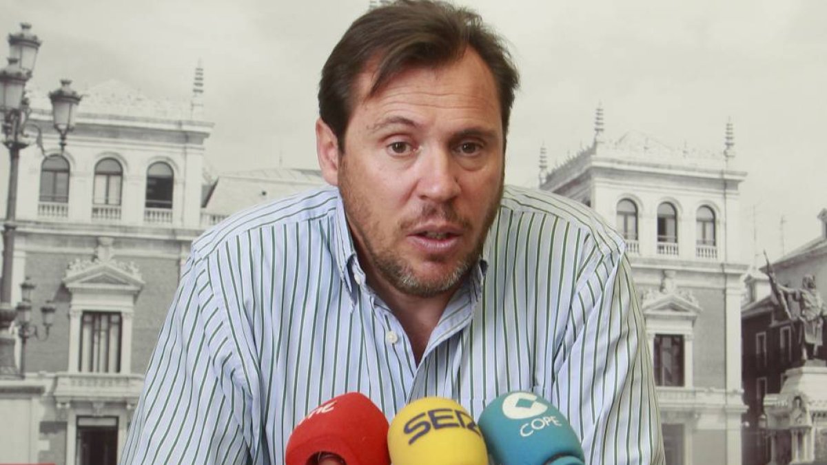 El candidato del PSOE a la Alcaldía de Valladolid, Óscar Puente, durante una rueda de prensa-J. M. Lostau