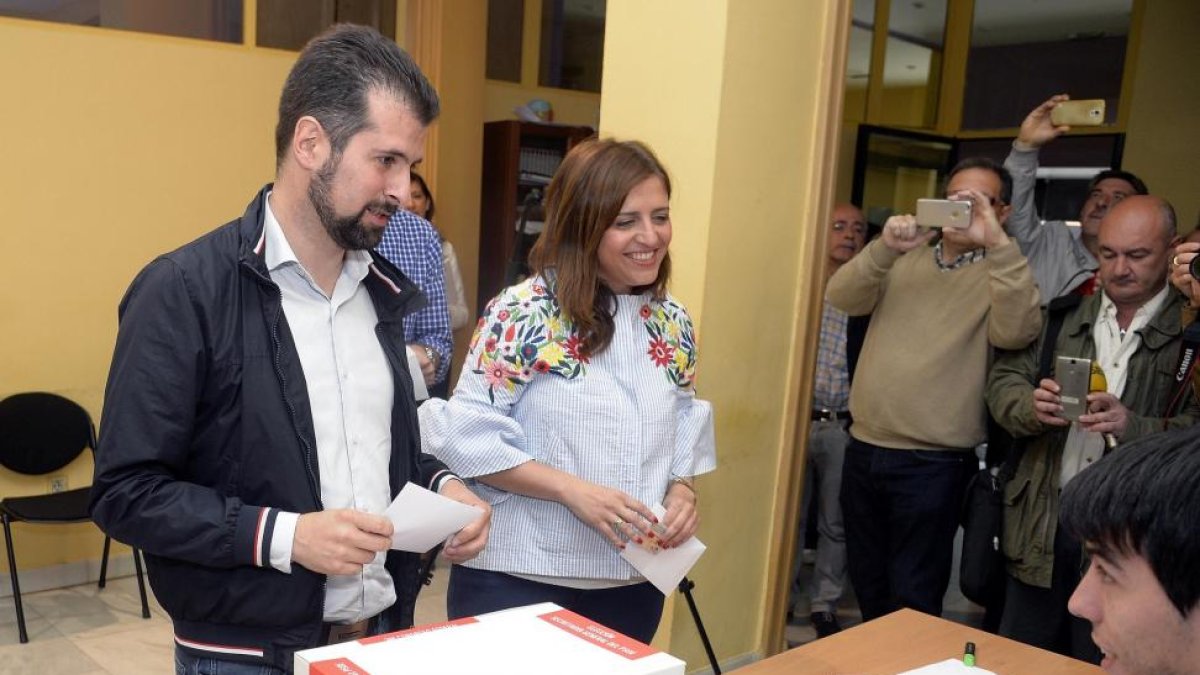 Luis Tudanca, junto a Esther Peña, en el momento de votar en Burgos.-ICAL