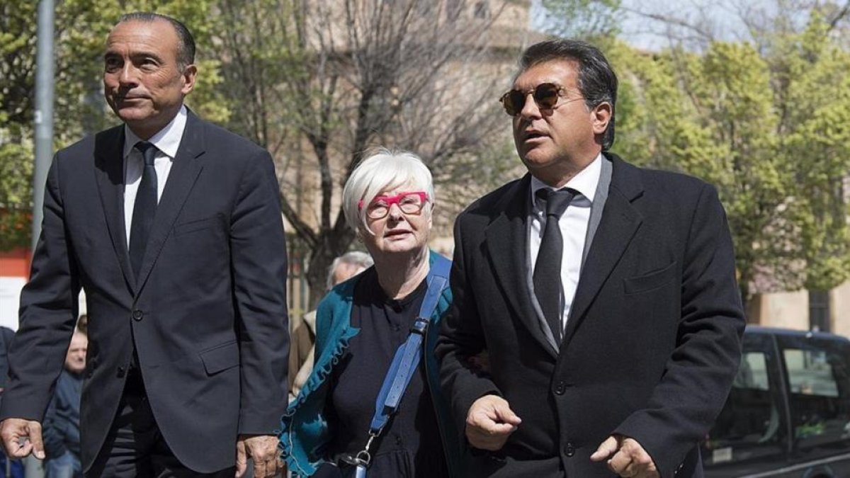 El exvicepresidente Rafael Yuste, la viuda de Armand Carabén y Joan Laporta.-JORDI COTRINA