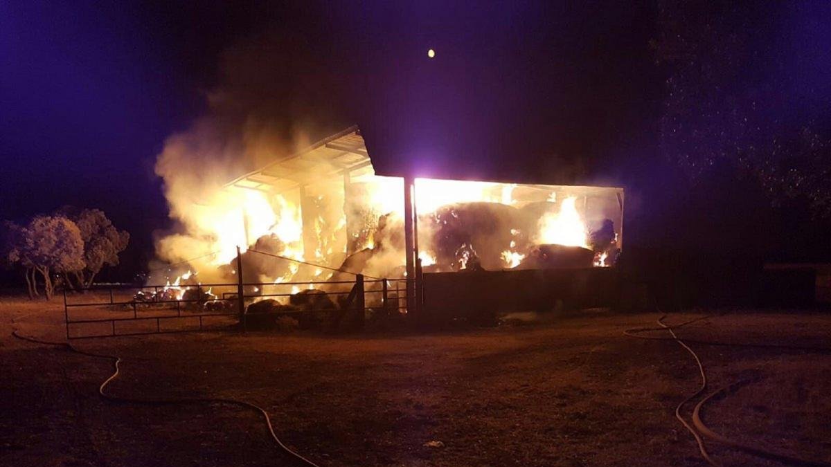 Incendio en la nave de la finca privada.-EL MUNDO