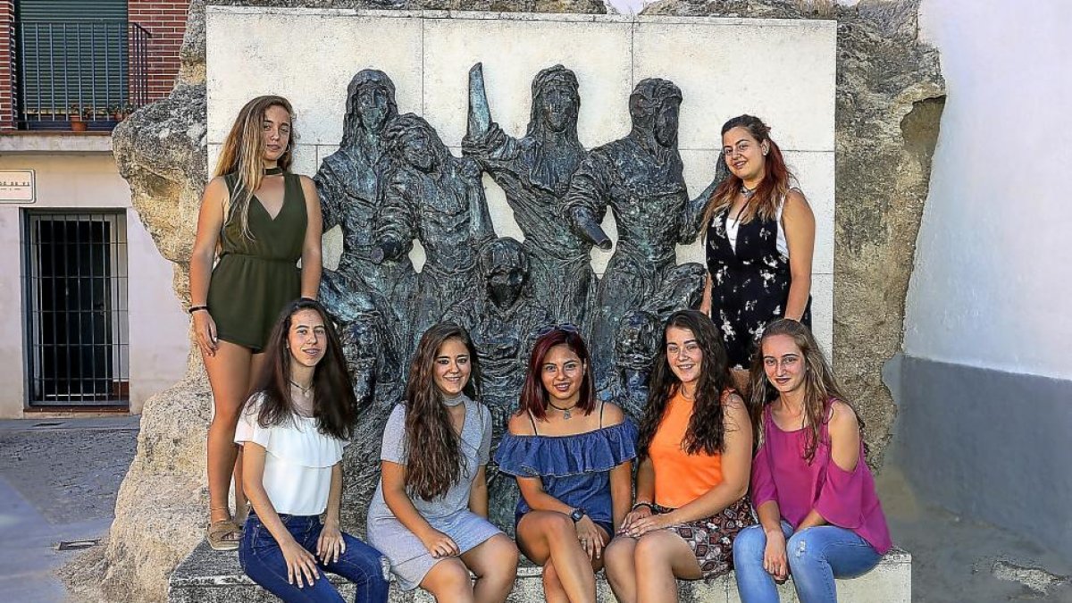 Imagen de las siete jóvenes que representarán a las doncellas.-PABLO REQUEJO / PHOTOGENIC