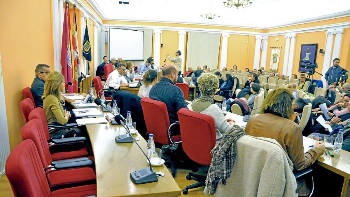 La dimisión presentada ayer por Adolfo Marcos; la renuncia, también ayer, del que se postulaba como ‘tránsfuga’, Ignacio Gutiérrez y la reciente de Fuertes (el 1 de febrero), dejó ayer tres sillones vacíos en la bancada ‘Popular’. Eso hizo posible que el -SANTIAGO