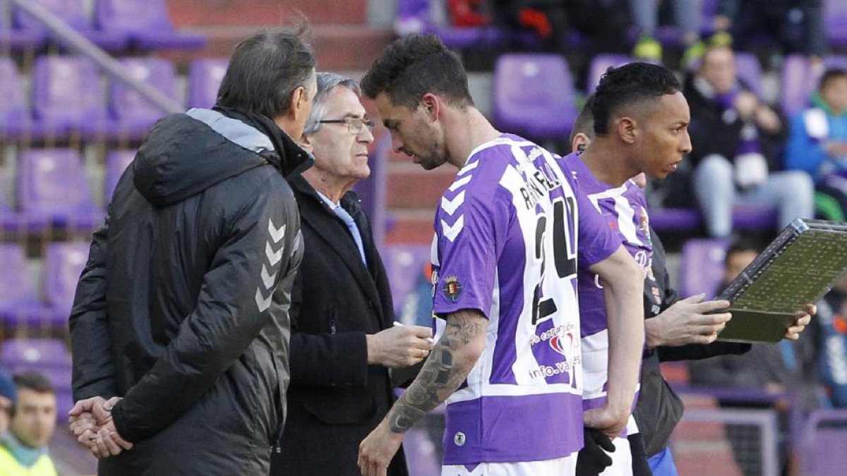 Rennella baja la mirada al pasar ante Portugal tras ser sustituido por Mojica.-J. M. LOSTAU
