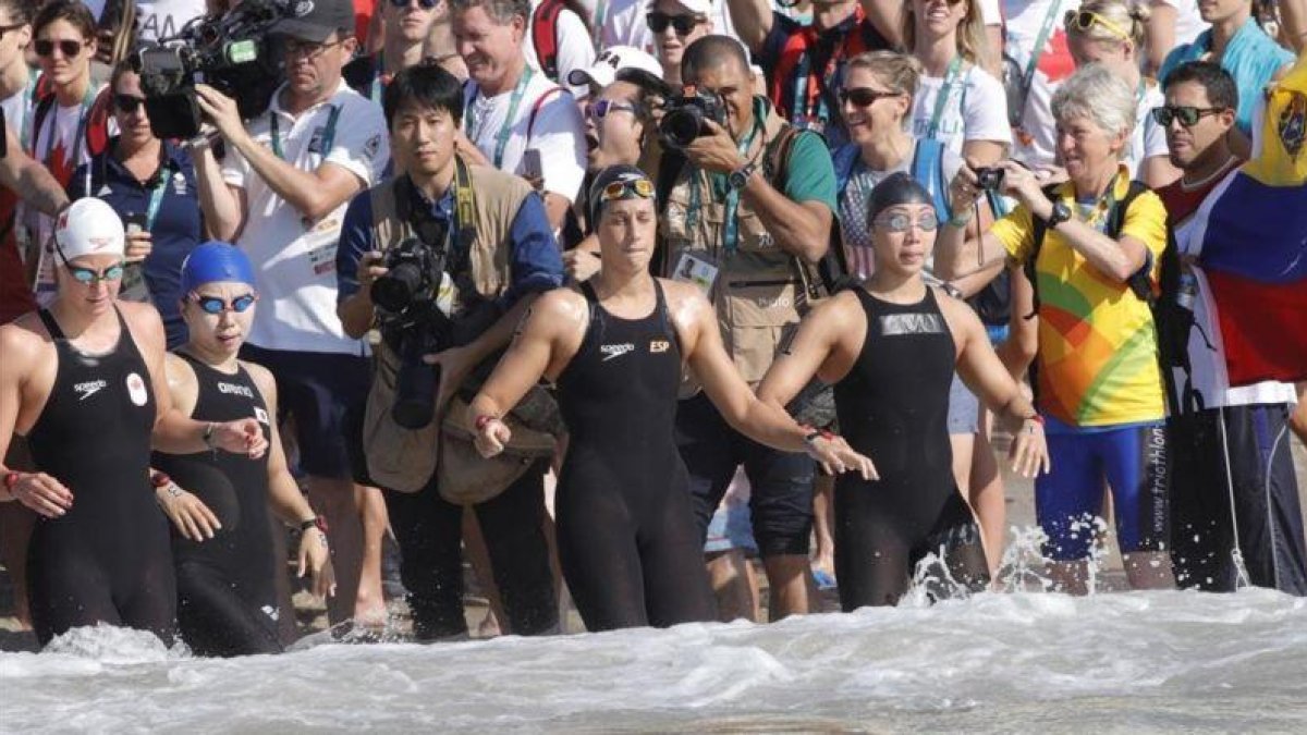 Érika Villaécija, momentos antes del inicio de la prueba de aguas abiertas.-EFE / LAVANDEIRA JR
