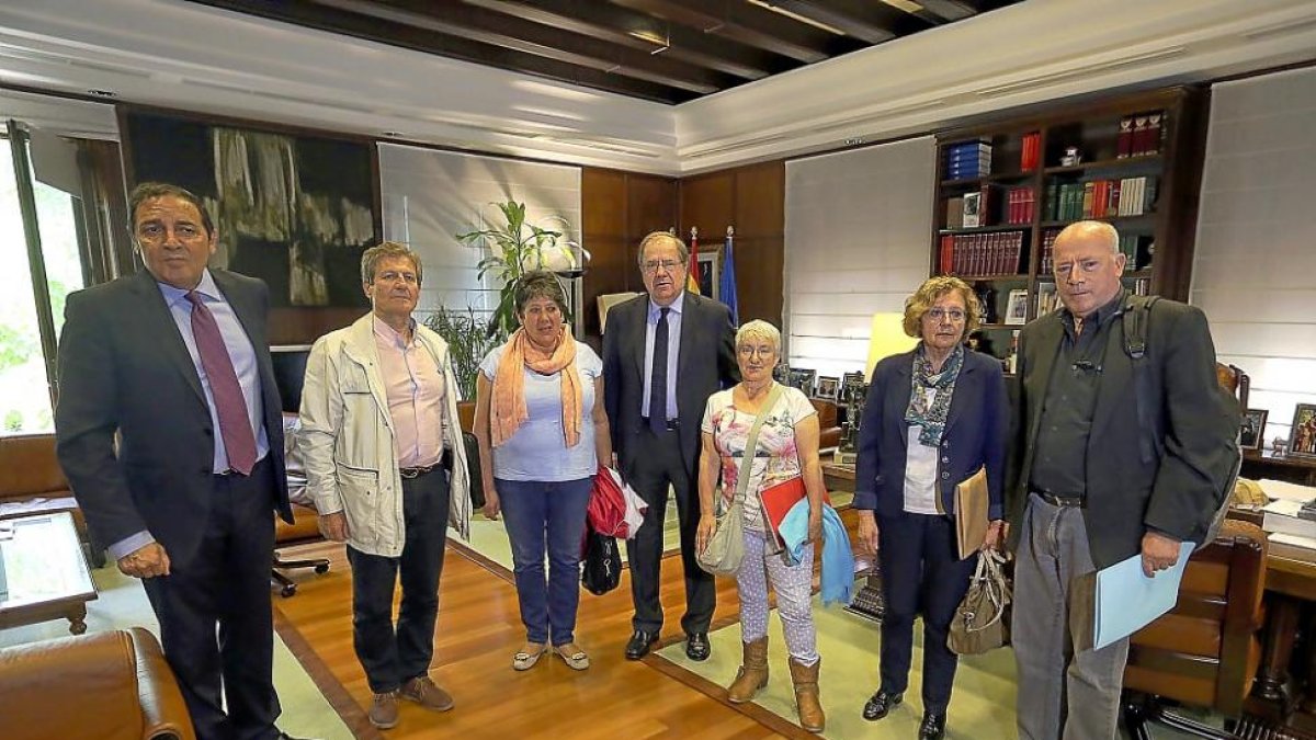 Juan Vicente Herrera y Antonio Sáez, junto a los representantes de las plataformas en defensa de la Sanidad pública, antes de su encuentro.-ICAL
