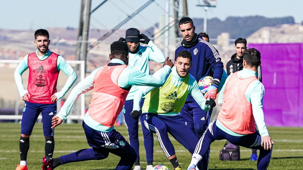 Amallah disputa un balón en el último entrenamiento del real Valladolid. / IÑAKI SOLA / RVCF