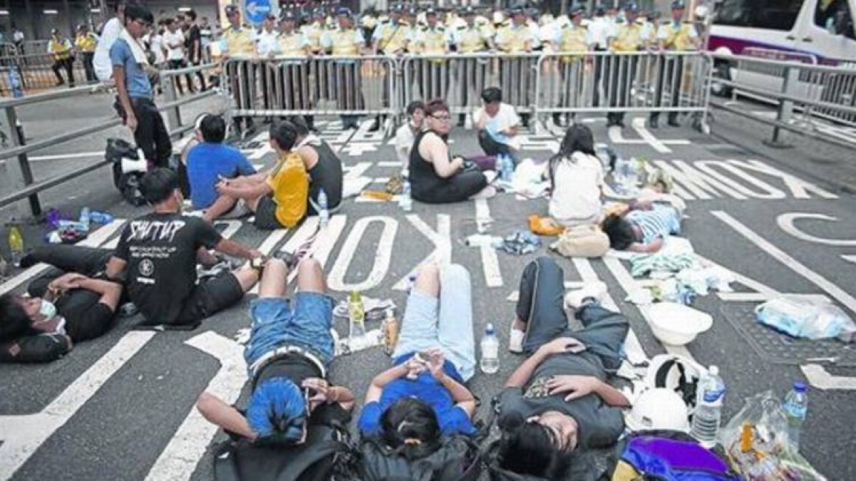 Los manifestantes bloquean una calle en las proximidades de la sede del Gobierno local de Hong Kong.-Foto: REUTERS / CARLOS BARRIA