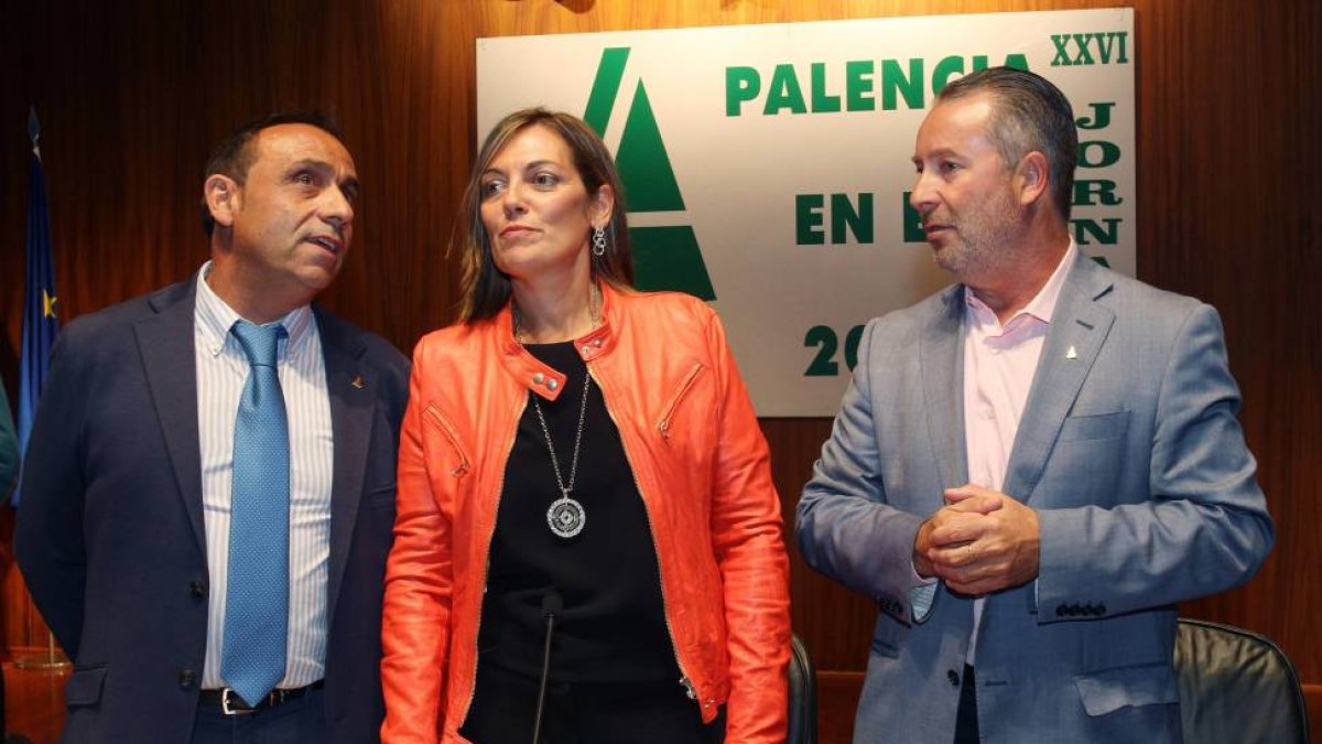 La consejera de Agricultura y Ganadería, Milagros Marcos, junto al presidente provincial de ASAJA, Honorato Meneses(I) y al presidente regional, Donaciano Dujo (D) en las jornadas de ASAJA en Palencia.-ICAL