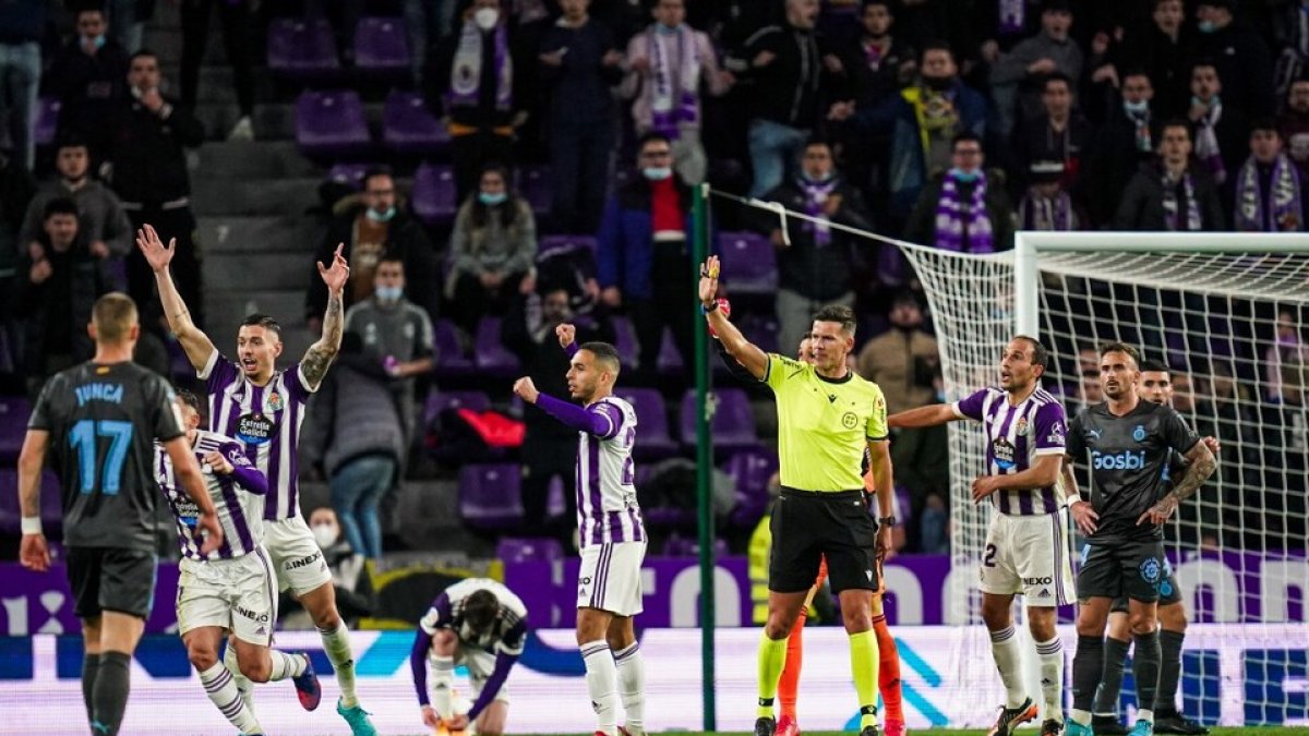 Pulido Santana pide calma antes de revisar uno de los goles ante el Girona, ante la incredulidad de Nacho. I.S./RV