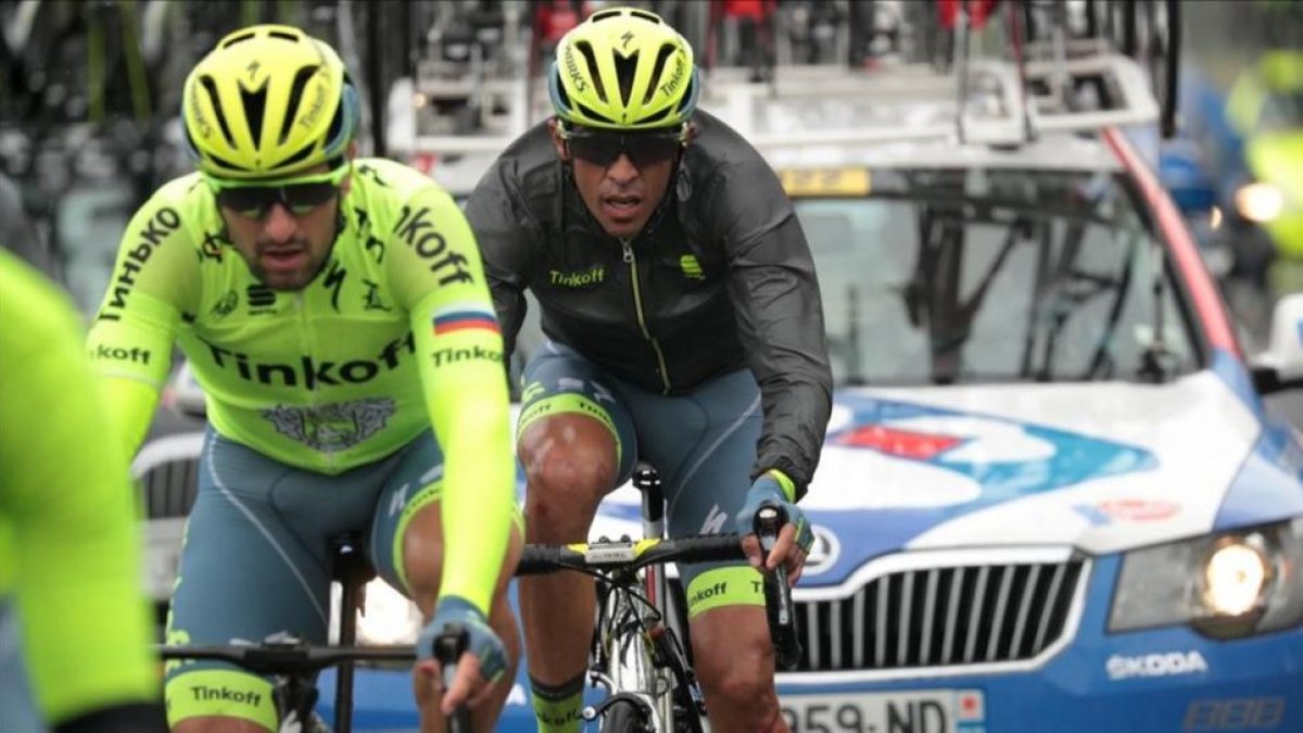 Alberto Contador trata de reengancharse al pelotón tras caerse durante la segunda etapa del Tour de Francia.-AFP / KENZO TRIBOUILLARD