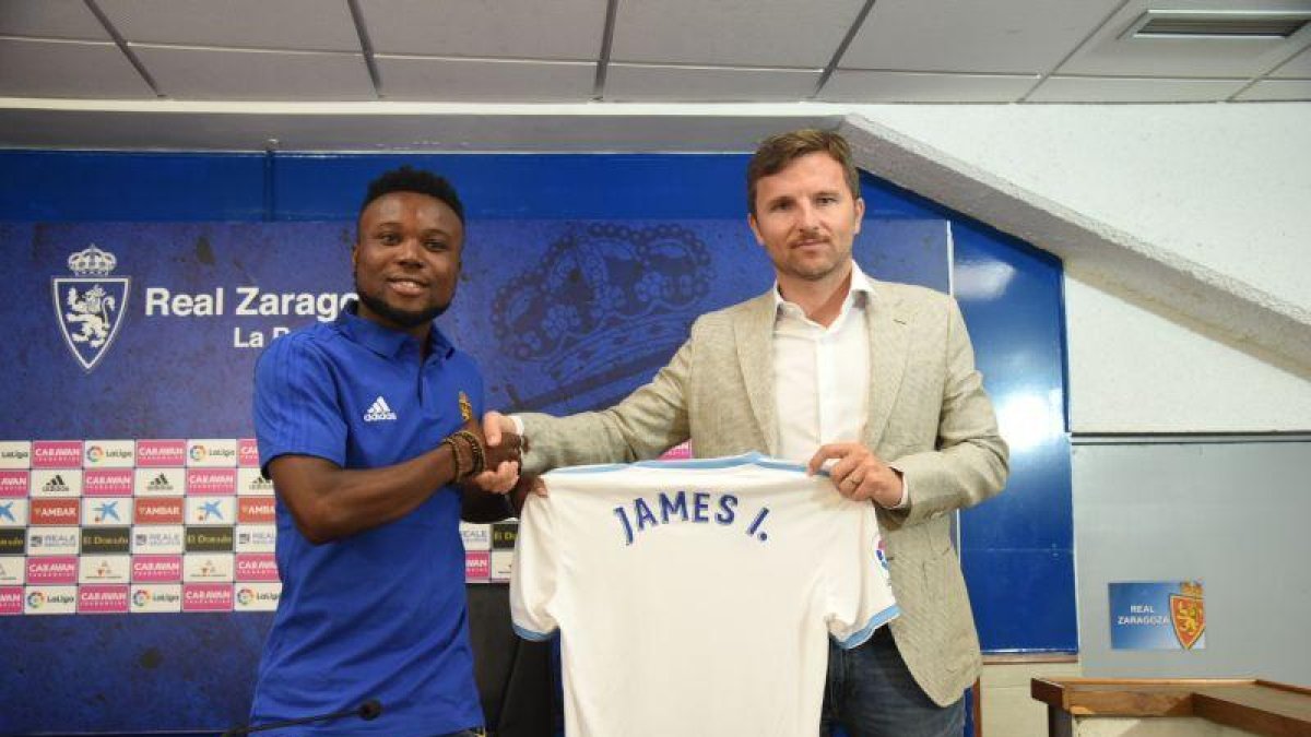 Lalo junto al mediocentro nigeriano James Igbekeme-ÁNGEL DE CASTRO
