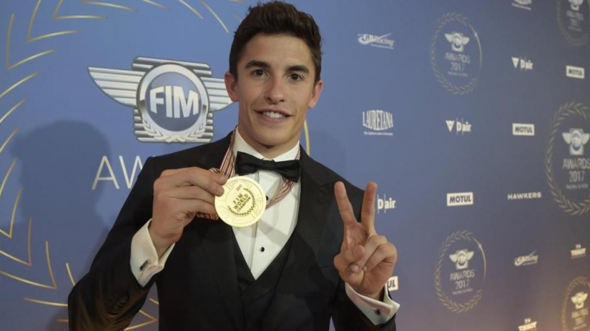 Marc Márquez muestra, orgulloso y feliz, la medalla que lo acredita como campeón del mundo de MotoGP y que recibió, anoche, en la gala de la FIM, que se celebró en Andorra.-/ NUNO LARANJEIRA