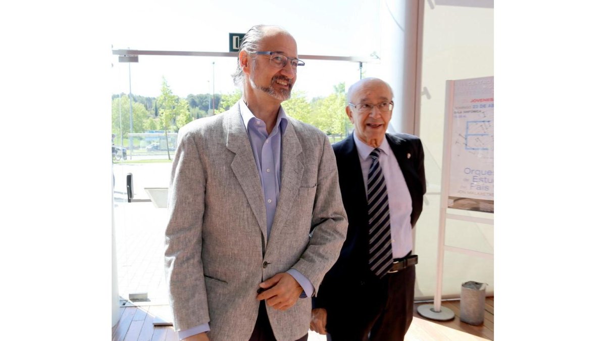 El portavoz de Ciudadanos en las Cortes, Luis Fuentes, y el expresidente de las Cortes, Carlos Sánchez-Reyes, a su llegada a la gala de entrega de los Premios Castilla y León 2016.-ICAL