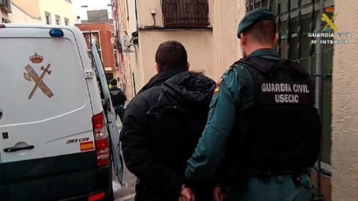 Momento de la detención de uno de los implicados.-GUARDIA CIVIL