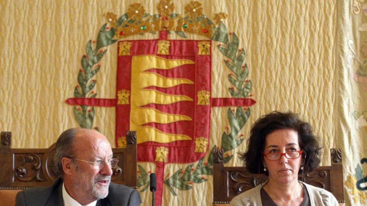 El alcalde de Valladolid, Javier León de la Riva, y la concejala de Cultura, Comercio y Turismo, Mercedes Cantalapiedra, informan sobre el balance del sector turístico en la capital en 2014-Ical