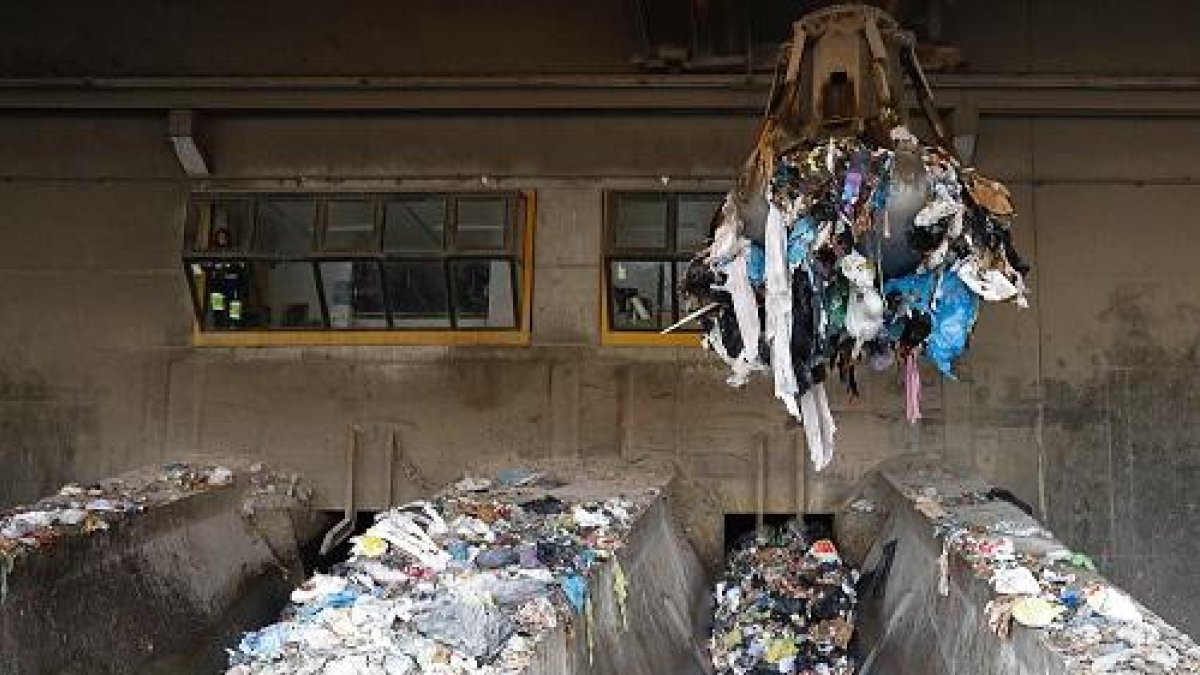 El ‘pulpo’ selecciona los residuos recién depositados por los camiones de basura en la planta de tratamiento de residuos.-J.M. LOSTAU