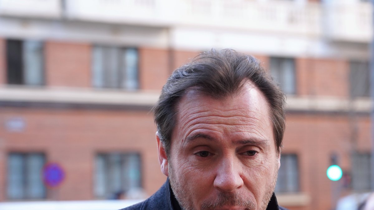 El alcalde de Valladolid, Óscar Puente, en unas declaraciones ante los medios de comunicación. ICAL