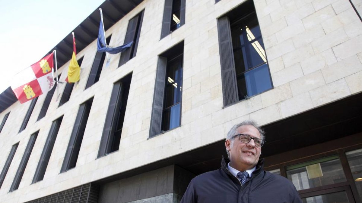 José Antonio Martínez Bermejo a la salida de los juzgados tras declarar como testigo en el caso que investiga la compra del edificio de Arroyo de la Encomienda.-ICAL