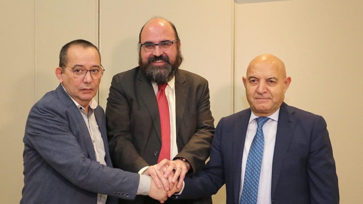 El presidente de Fecyljar, Ángel Aranzana; el director general de Relaciones Institucionales de la Junta, Máximo López y firma un convenio de colaboración con el presidente de la Fundación Social de Bingos de Castilla y León, José Ballesteros.-ICAL