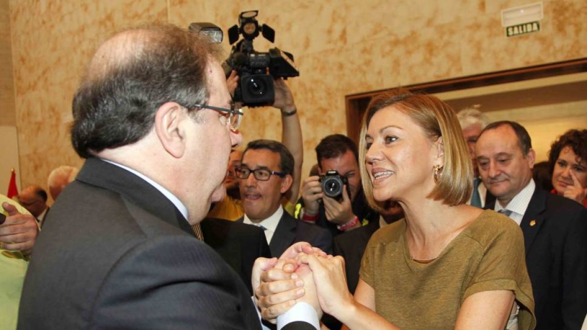 María Dolores de Cospedal se despide de Juan Vicente Herrera tras la toma de posesión como presidente de la Junta de Castilla y León-Ical