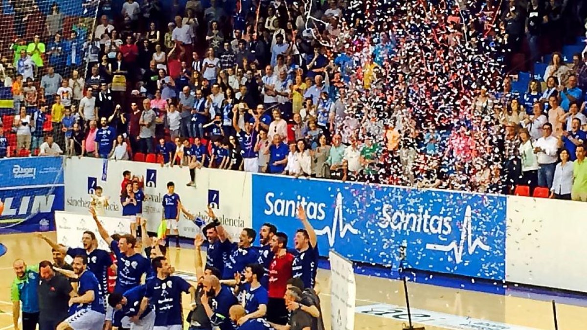 El BMAtlético celebra el ascenso a la Asobal con una lluvia de confeti el pasado sábado en Huerta del Rey.-G. VELASCO