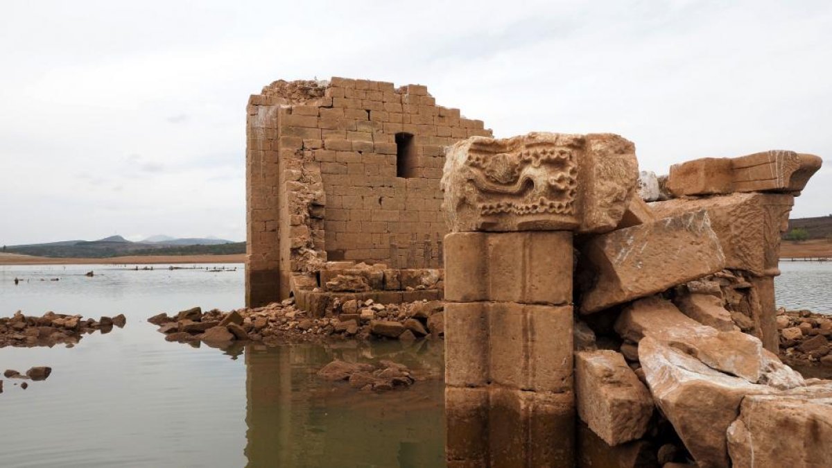 La sequía ha dejado al descubierto varios capiteles románicos y góticos de la Iglesia de Santa Eugenia en Cenera de Zalima.-ICAL