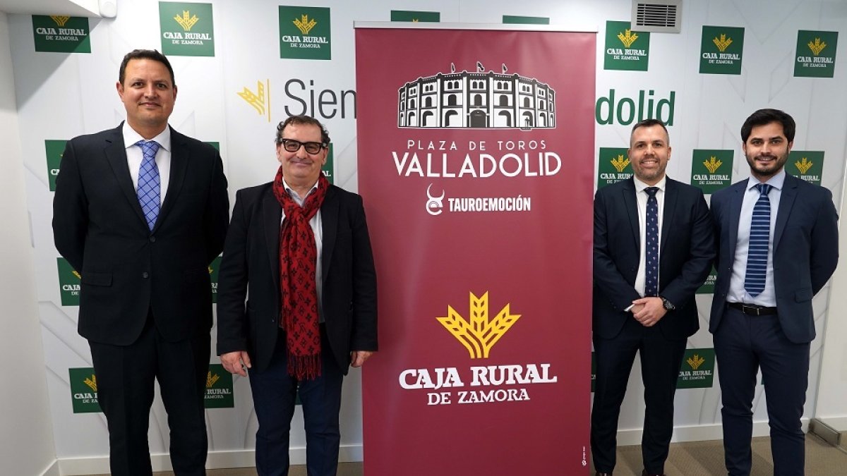 El director general de Tauroemoción, Alberto García Buj; el director de Organización de Tauroemoción, Nacho de la Viuda, y el director de Imagen y Comunicación de Caja Rural de Zamora, Narciso Prieto, presentan el acuerdo de colaboración de la entidad zamorana con la plaza de toros de Valladolid. ICAL