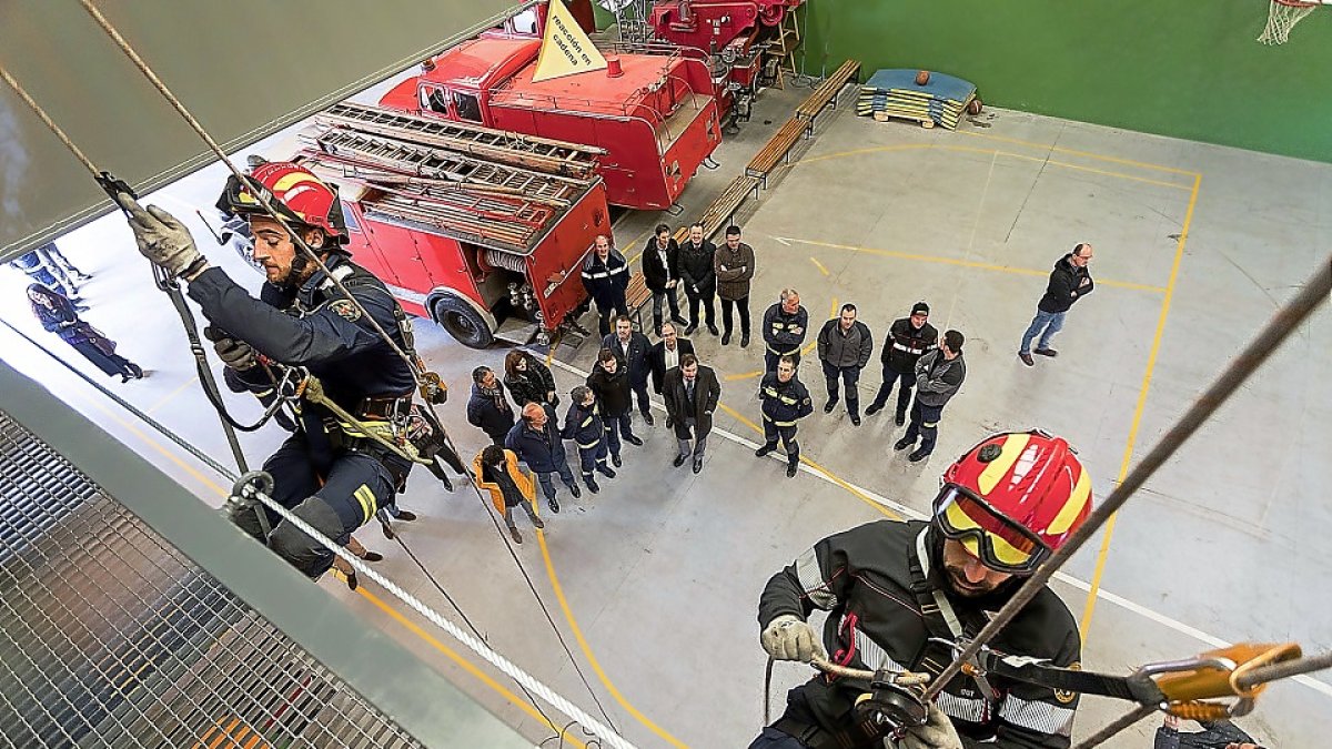 Demostración durante una visita del alcalde al parque de Bomberos de Valladolid, en una foto de archivo. PABLO REQUEJO