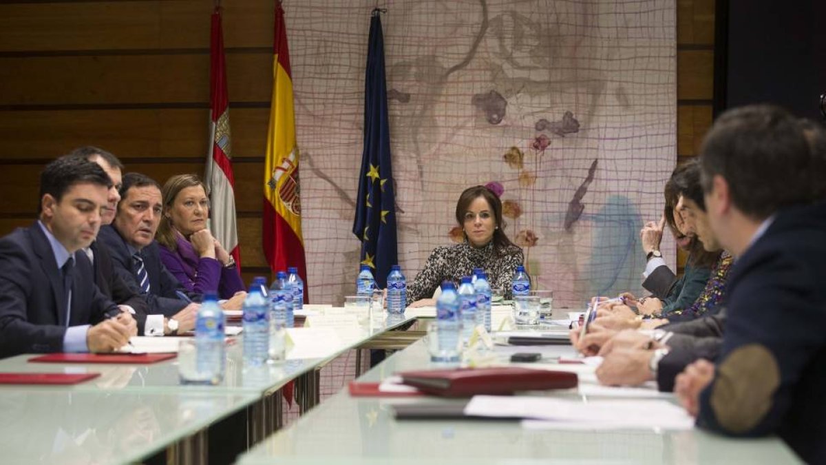 La consejera de Agricultura y Ganadería, Silvia Clemente, preside la reunión de la Comisión Delegada de Campofrío, junto a los consejeros de Sanidad, Antonio María Sáez, Economía, Tomás Villanueva, y Hacienda, Pilar del Olmo-Ical