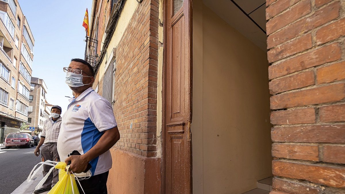 Uno de los vecinos de la calle Padre Manjón 29, primer portal que salió de la cuarentena. | PABLO REQUEJO