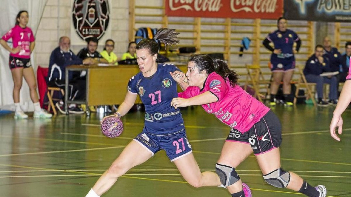 Silvia Arderius en juna acción de un partido.-M. Á. SANTOS