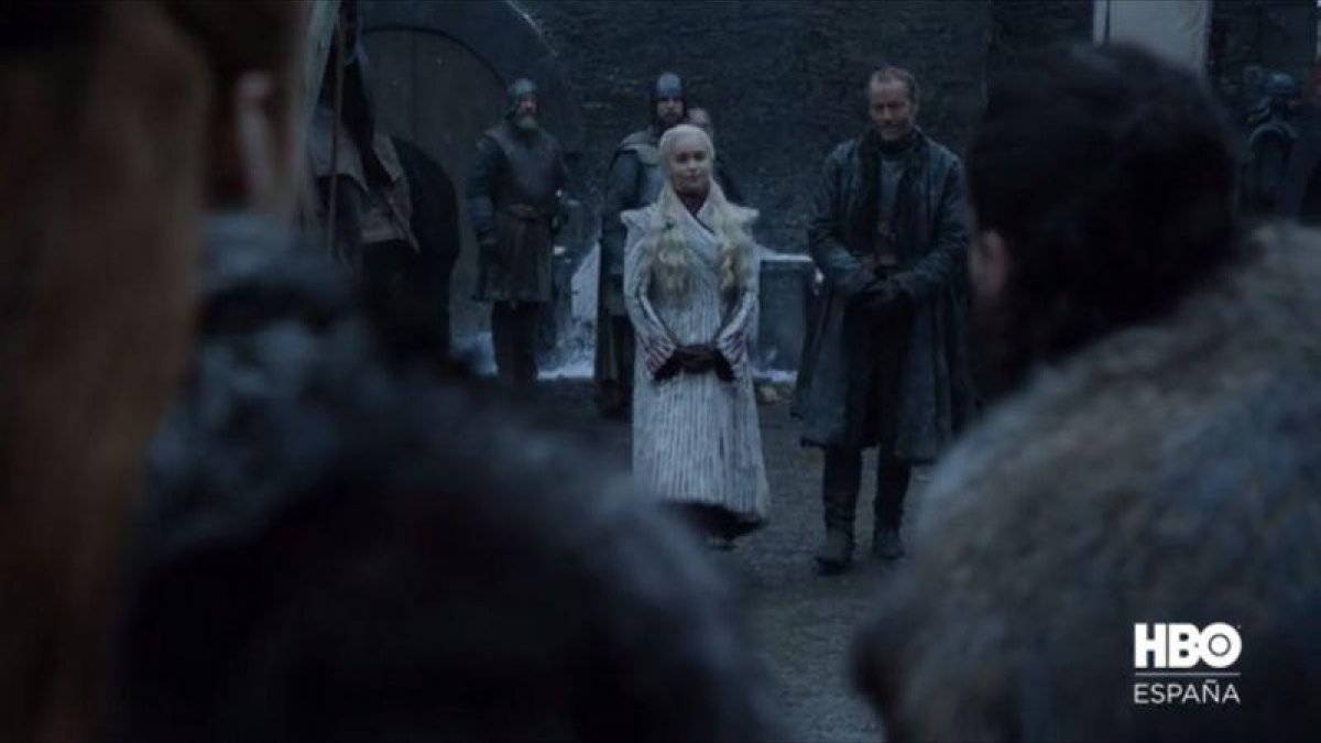 Daenerys Targaryen (Emilia Clarke) y Jorah Mormont (Iain Glen), en las imágenes de adelanto de Juego de tronos.-