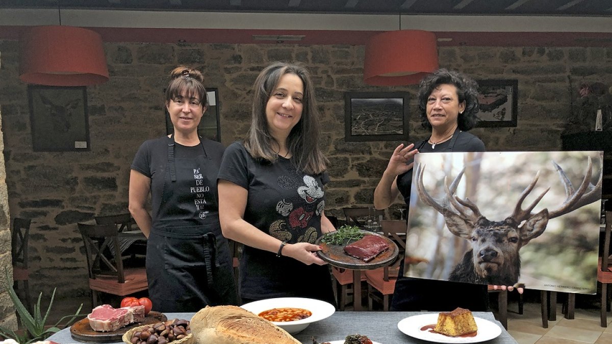 María José Remesal en el centro, junto a Mila Fernández y Helena Mejías del equipo de cocina del restaurante en el centro del comedor con un guiño a los ciervos. / E. M.