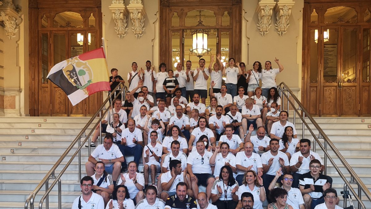 Foto de familia en el Ayuntamiento tras el recibimiento. / E. M.